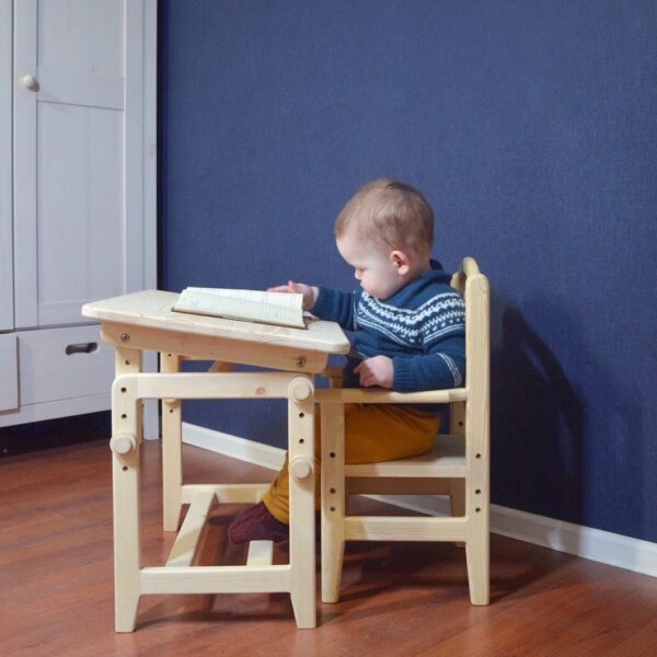 Деревянный детский стул и стол сбоку